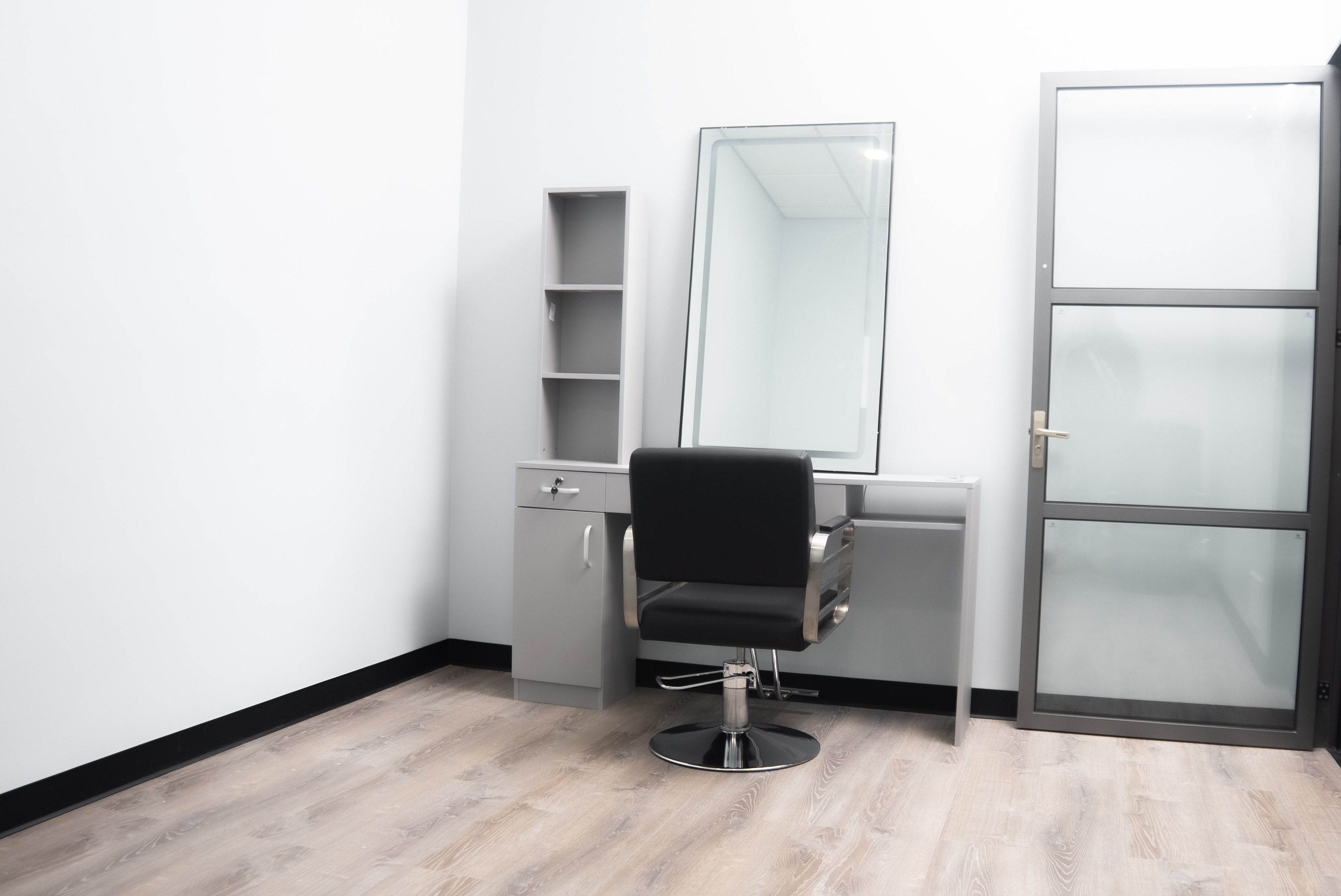 Hair styling suite with mirror